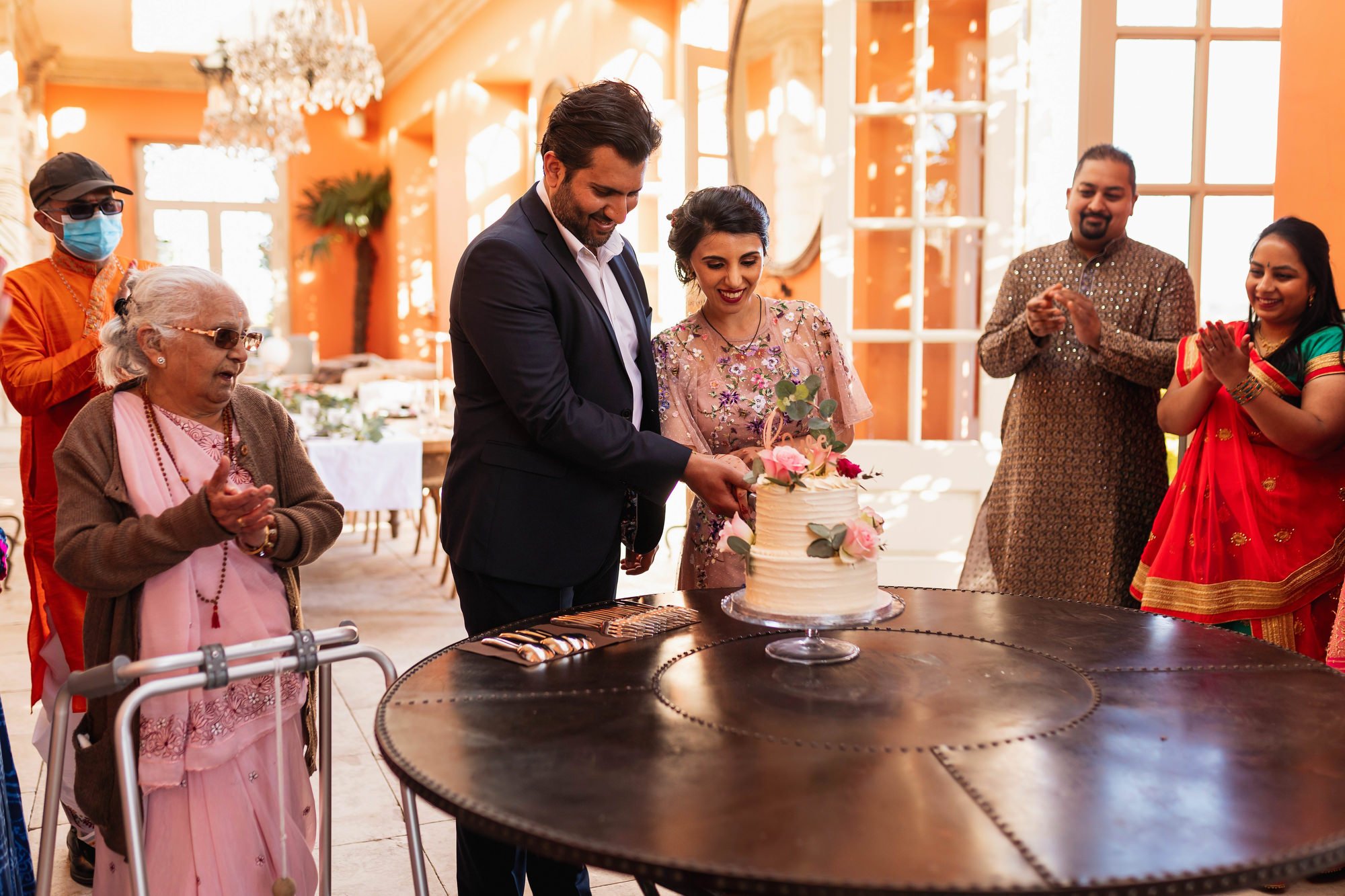 Indian wedding, cake cutting, Euridge Manor, Cotswolds, Asian wedding photographer