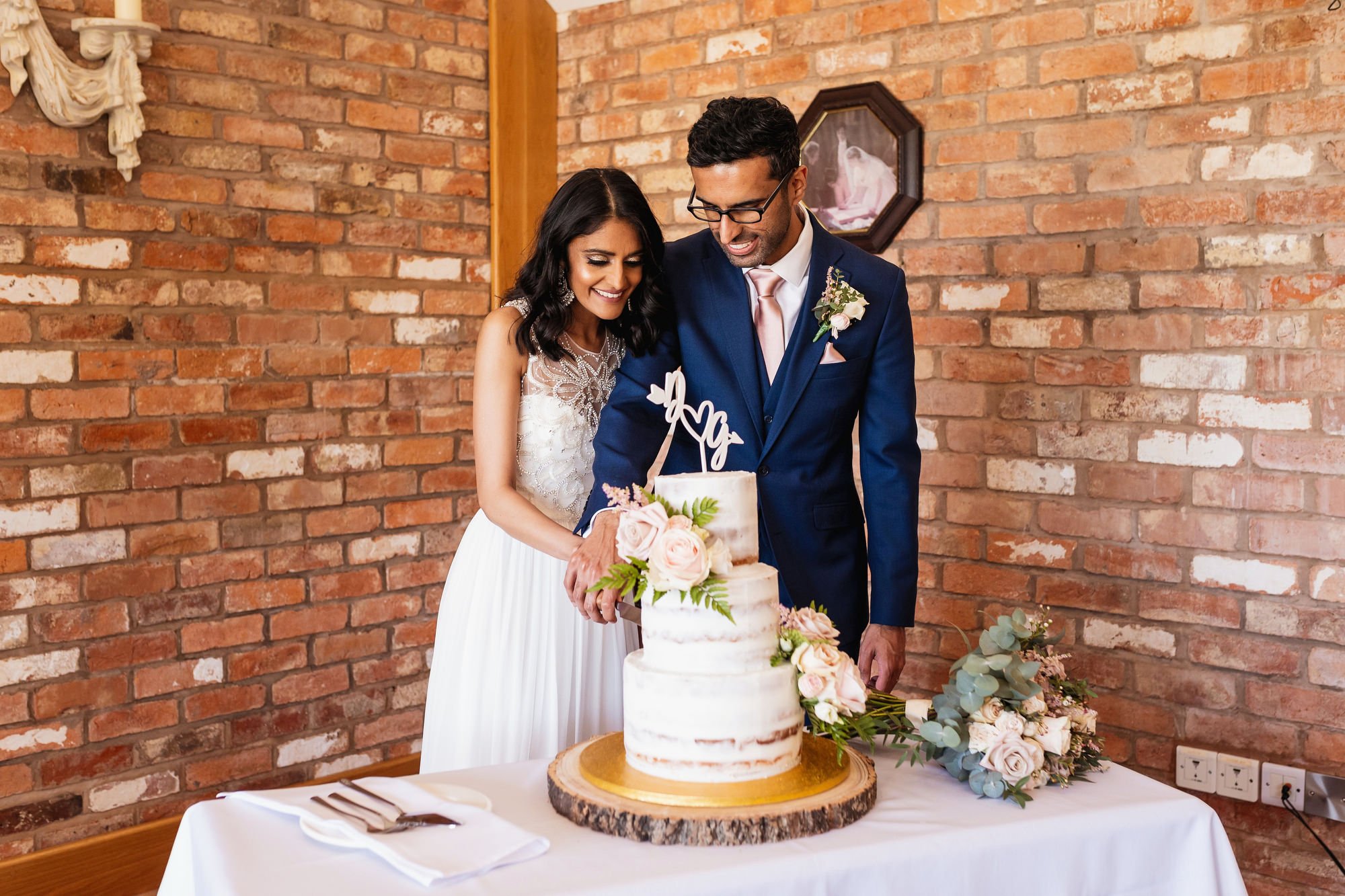 Keythorpe Manor, Leicester, Civil ceremony, Intimate wedding, cake cutting